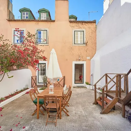 Amazing Terrace And Riverview In Historical Lisbon Exterior photo